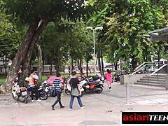 年轻的亚洲女孩喜欢骑着一根大阴茎