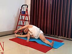 Kobieta w białej bieliźnie ćwiczy jogę na siłowni