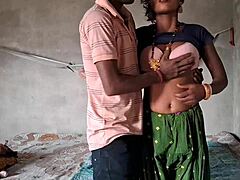 Intialainen tyttö nauttii karkeasta anaaliseksistä kylässä