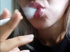 Eine sinnliche rauchende Schönheit zeigt ihre intimen Teile in einem erotischen Video