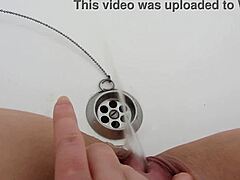 Uma coleção de vídeos de buceta mijando com uma mulher madura que urina na banheira, com close-ups e efeitos ASMR