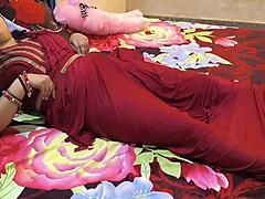 Dojrzałe żony nie przestają palcować w czerwonym sari