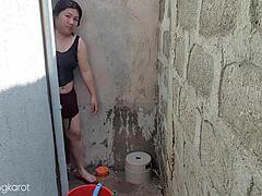 Filippiiniläinen kypsä gets perseestä suihkussa ulkona