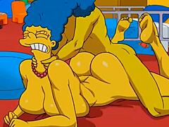 Marge, kotiäiti, kokee intensiivistä nautintoa, kun hän saa kuumaa spermaa perseeseensä ja roiskii eri suuntiin. Tässä sensuroimattomassa animessa on kypsät hahmot, joilla on isot aasit ja isot tissit