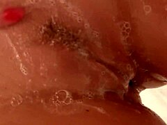 Nikki Benzs érzéki szóló maszturbáció szappanos mellekkel