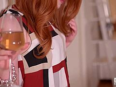 إيلا هيوز ، أحمر الشعر الحسي ، يمتع نفسها مع دسار الكريستال في فيديو صريح