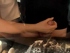 Mulher madura prepara pênis com farinha para um jantar íntimo