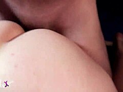 MILF dan lesbian amatir memberikan handjob dan dari belakang POV