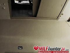Вики Хундт, худенькая милфа, трахается с охотником за милфами в заброшенном здании