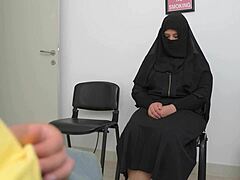 Una donna araba matura mi sorprende a masturbarmi nello studio del medico