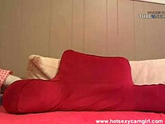 Una donna amatoriale senza capelli e rasata si spoglia e si masturba davanti alla webcam