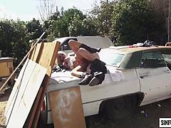 Nina Elle e Dane Cross fanno sesso appassionato su un'auto danneggiata nell'ultimo video MILF di Axel Brauns