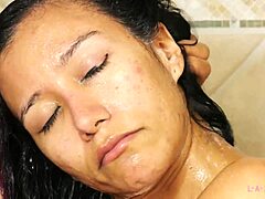 Seorang brunette terpelihara dengan kunci yang besar menikmati ritual pembersihan