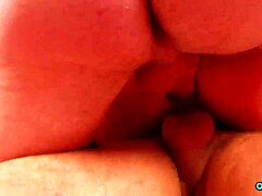 ¡Una belleza morena recibe placer oral antes de ser penetrada por dos hombres! ¡No te pierdas esta escena caliente!