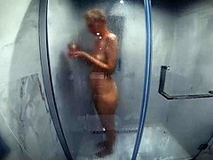 Video fatto in casa di una milf magra con le tette naturali che fa la doccia