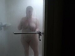Valkoinen tyttö käy suihkussa hotellissa