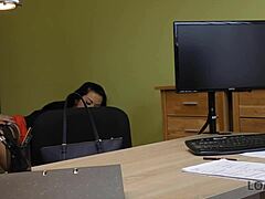 Σεξ στο γραφείο για χρήματα: η πράκτορας Inga Devil αποπλανεί μια ξανθιά κατά τη διάρκεια συνέντευξης