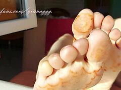 סרטון פטיש רגליים תוצרת בית שמציג את העקבים המושלמים של המאהבת שלך ואת הרגליים המלוכלכות שלה