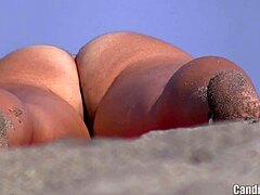 Tight Beach Swing: Nudist MILF'er dækket af sæd på skjult spionkamera