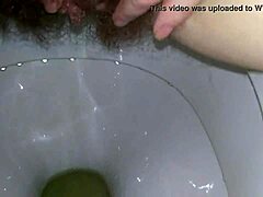 Amatør MILF får en nærbilde av hennes våte klitoris og fingering på toalettet