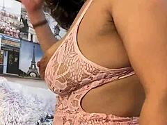 Anna Maria, egy kubai pornósztár, csábítóan viselkedik rozs színű fehérneműben