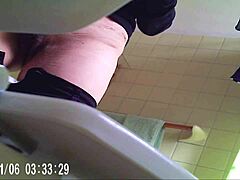Amatérska stará mama zachytená skrytou kamerou v kúpeľni