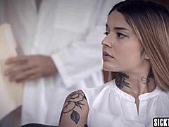 Latina Vanessa Vega, tıbbi tedavi masraflarını karşılamak için doktorun önünde seks yapıyor