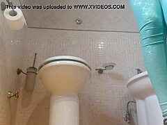 La cámara oculta de una madre con grandes nalgas la graba tirándose pedos en el baño