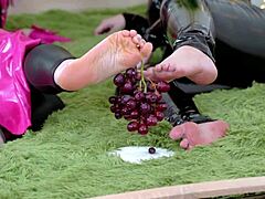 Arya Granders smukke fødder tilbedes af kånsede smukke fede kvinder