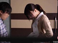 Intenzivní lízání a prstování vagíny s japonskou matkou