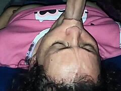 Colombiansk MILF liker å slikke anusen og sutte kuk for sønns venn