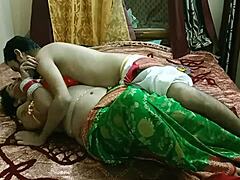 Индийската мащеха и нейната тийнейджърка се занимават с горещ секс