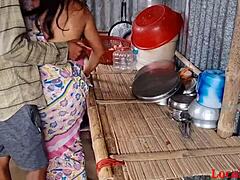 סרטון סקס בין-גזעי במטבח של זוגות אינדיאנים חובבים עם חבר של בעל חובב