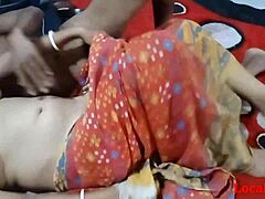 O mamă indiană în saree roșu face sex hardcore cu iubitul ei pe webcam