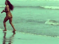 Milf déesse sensuelle s'entraîne avec des jartiers sur la plage dans une scène torride