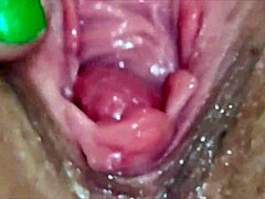 Sesión de masturbación sensual de madres amateur con un primer plano de coño húmedo