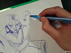 Тинејџерка са великим грудима и задњицом користи оловку за брзо уметничко задовољство