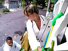 אישה ברזילאית בשם ויבי פרננדז מקבלת חור בתחת על ידי גברים בוגרים