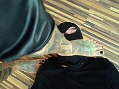 Tatuoitu MILF hallitsee jalkapolviaan kuumassa paljain jaloin videossa