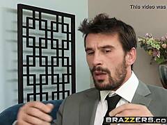 Brazzers'ın üvey annesi Diana Prince, Manuel Ferrara tarafından göğüslerine tapınıyor ve anal seks yapıyor
