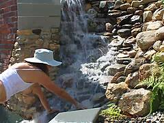 Candi Annie njuter av ett utomhus vattenfallsex och sväljer en stor mängd sperma