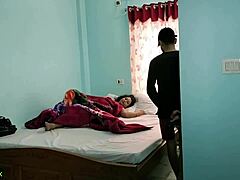 인도인 NRI 부인은 뜨거운 인종 간 섹스를 위해 음식 배달 소년과 남편을 배신합니다