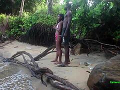 黒人美女とクリビビーチでのハードコアグループセックス