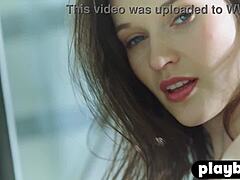 Serena Wood, en søt europeisk milf, tar av seg og poserer naken i en softcore-video
