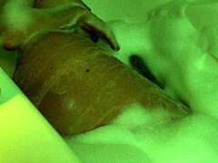 Een sexy tiener krijgt haar kutje aangeraakt in de badkuip door een man