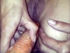 MILF Meksiko yang terangsang menggunakan wortel untuk memasukkan pantat di webcam