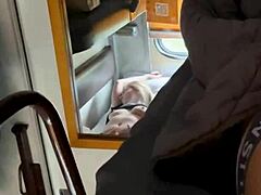 Äitipuoli harrastaa seksiä milfin kanssa junassa