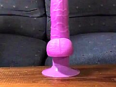 Upphetsad milf använder leksaker för att nå orgasm medan hon rider på dildo