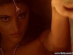 Indisk skønhed viser sine sensuelle bevægelser i softcore-video