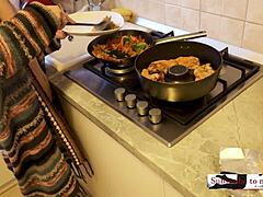 Összeállítás egy nagy mellű háziasszonyról, aki meztelenül készít gyors vacsorát a konyhában